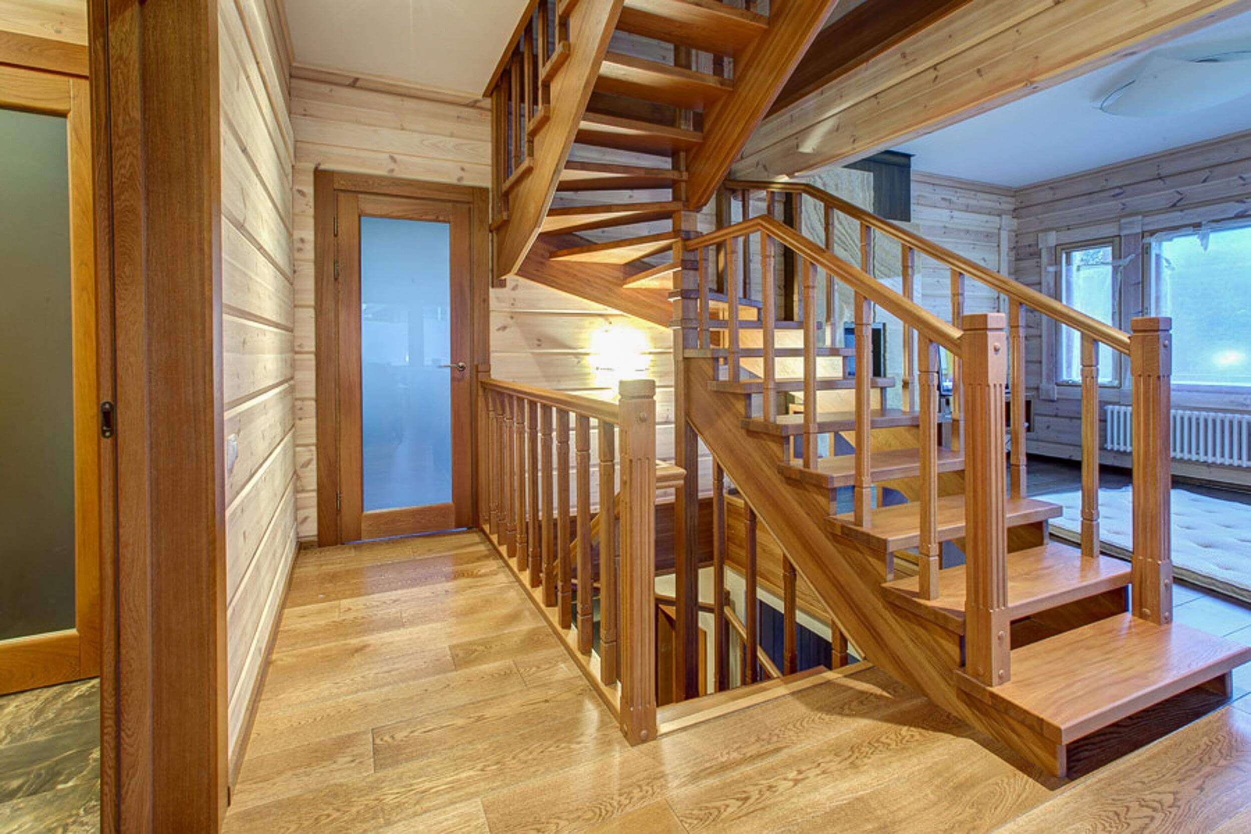 Фото лестниц в частном доме на второй этаж из дерева варианты