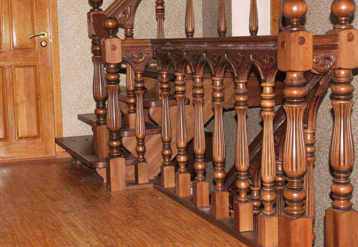 Балясины для лестницы из дерева фото в интерьере гостиной
