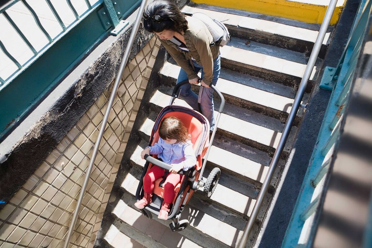 Как спускать коляску по лестнице с ребенком. Спуск для колясок на лестнице. Спускать коляску по ступенькам с ребенком. С коляской по лестнице. Спуск коляски с ребёнком по лестнице.