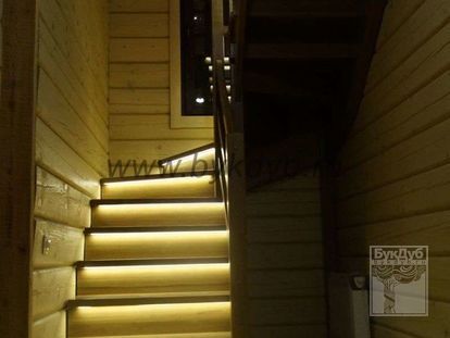 Лестница с подсветкой ступеней из дуба