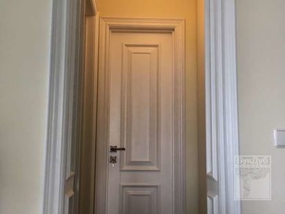 Белая узкая дверь в классическом стиле