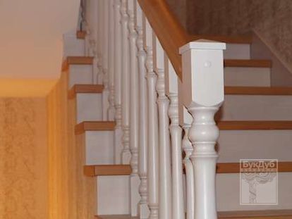 Лестница с подступенками из бука и резными столбами