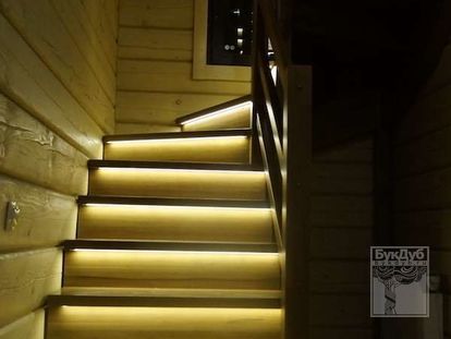 Подсветка лестницы на ступенях из дуба