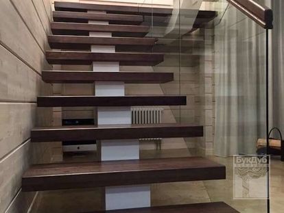 Лестница со стеклом на металлическом монокосоуре