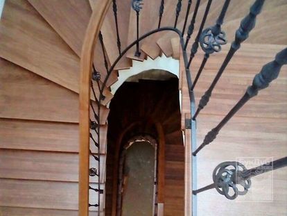 Винтовая лестница с отделкой дубом в КП «Багатель»