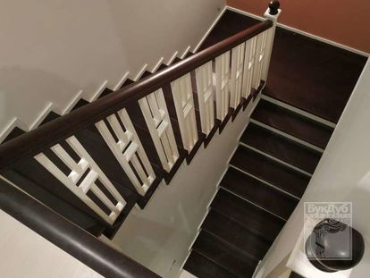 Двухмаршевая лестница на косоурах с декором