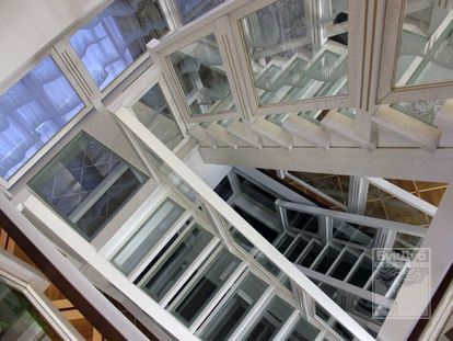 Дизайнерская лестница со стеклянными перилами
