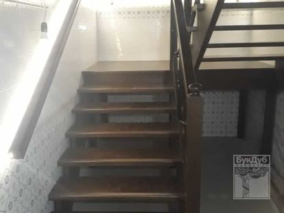 Открытая лестница из массива в п. Полянка вилладж.