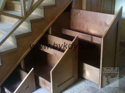 Лестница с ящиками из дерева дуба с кладовкой