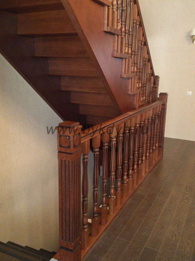 Столб для деревянной лестницы