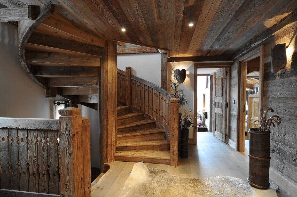 Стиль шале деревянной лестницы